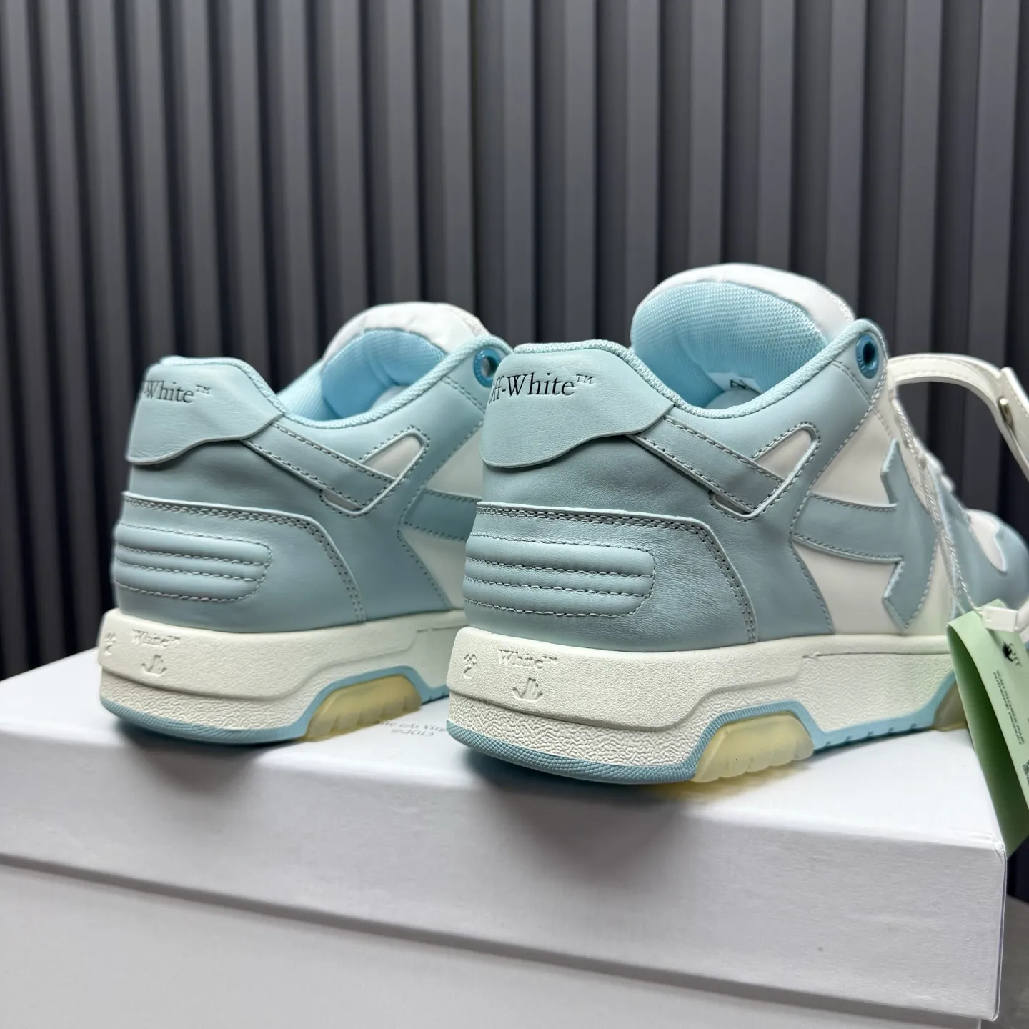 【off- white】P: 620💰Couple model👫, Size: 35-44 (Customized for men 38.45.46) High-quality version👊 "Out of office" series original molding, original lasting, production process 1:1 Original ➰OFF GRAY WHITE OW ➰ First-layer cowhide Imported skin-friendly and environmentally friendly polyester mesh Original molding high elastic and environmentally friendly molding pad Made with the original lasting process. The original molded rubber outsole (never yellows and deforms) has a super correct shape, bright color and strong three-dimensional effect👍. Packaging💯Full set of packaging synchronized with the official website (branded paper, certificate of quality, branded cloth bag)